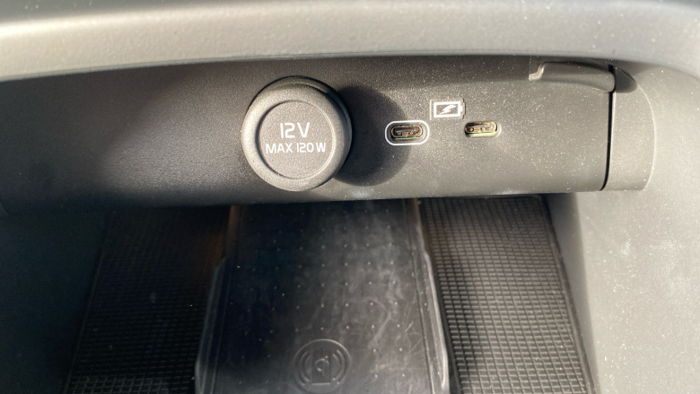 Volvo XC40 2.0 B4P Ultimate Dark 5dr Auto Petrol Estate